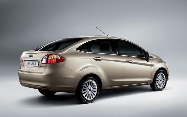 2010-ford-fiesta-sedan-10.JPG